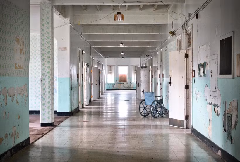 Bệnh viện Allegheny Lunatic Asylum, Weston, West Virginia: Bệnh viện Allegheny Lunatic Asylum đã mở cửa cho bệnh nhân vào năm 1864, và trong những năm 1950, cơ sở ở West Virginia đã đạt đến đỉnh cao, chứa hơn 2.400 bệnh nhân, mặc dù nó chỉ được thiết kế để chứa 250 người. (như thiếu nhiệt và nghỉ dưỡng trong lồng), và bệnh nhân bắt đầu hành động ngày càng dữ dội, từ bắt đầu hỏa hoạn đến tấn công nhân viên. Bệnh viện cuối cùng đã đóng cửa vào năm 1994, nhưng linh hồn của một số bệnh nhân đã qua đời được cho là nán lại gây rối và đe dọa cư dân quanh vùng.