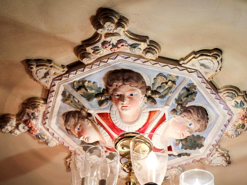 Khách sạn Queen Anne, San Francisco: Khi được xây dựng vào năm 1890, khách sạn Victoria ở San Francisco này đã phục vụ như một trường học xã giao cho các cô gái. Nó đã được tái sinh thành một khách sạn 48 phòng với lời đồn đại vè tàn dư của kiếp trước vẫn còn tồn tại. Như linh hồn của cô Mary Lake, nữ hiệu trưởng quá cố của trường, được cho là ám ảnh khách sạn ghê nhất