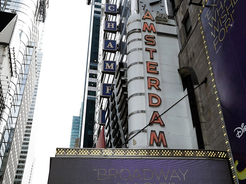 Nhà hát New Amsterdam, thành phố New York: Câu chuyện của Olive Thomas, đọc giống như cốt truyện của một vở nhạc kịch tại sân khấu kịch: Cô đến Manhattan năm 16 tuổi, nhanh chóng giành được danh hiệu "Cô gái đẹp nhất thành phố New York" và trở thành thành viên của Fiegies huyền thoại Ziegfeld. Cô mất năm 1920 ở tuổi 25 sau khi nuốt viên thuốc thủy ngân, ngay sau đó không lâu bóng ma của cô được phát hiện ở hậu trường tại New Amsterdam.