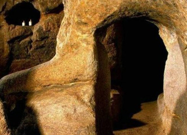 Bên cạnh đó, tại một số khu vực ở Châu Âu, có hàng trăm hàng nghìn hang động, địa đạo mà kích thước người bình thường khó có thể vào được; gây ra sự tò mò cho cả các nhà khoa học và dư luận. Họ vẫn đang nghiên cứu để tìm ra được nguồn gốc của những đoạn thông đạo này. Đôi khi, họ còn phát hiện ra những bức phù điêu trong các hang khắc hình người canh giữ có đuôi. Năm 2004, một số hóa thạch của người tí hon được phát hiện trên đảo Florer của Indonesia. Lúc đó, các nhà khoa học đã có những kiểm chứng để xác định được những hóa thạch đó không phải là sản phẩm của quá trình đột biến nào đó. Điều này càng khẳng định rõ hơn về sự tồn tại của nhóm người này.