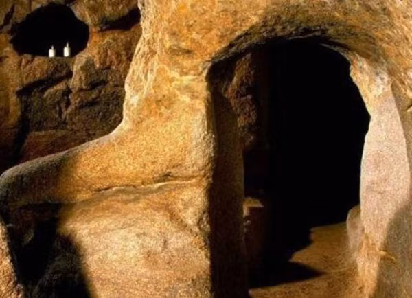 Bên cạnh đó, tại một số khu vực ở Châu Âu, có hàng trăm hàng nghìn hang động, địa đạo mà kích thước người bình thường khó có thể vào được; gây ra sự tò mò cho cả các nhà khoa học và dư luận. Họ vẫn đang nghiên cứu để tìm ra được nguồn gốc của những đoạn thông đạo này. Đôi khi, họ còn phát hiện ra những bức phù điêu trong các hang khắc hình người canh giữ có đuôi. Năm 2004, một số hóa thạch của người tí hon được phát hiện trên đảo Florer của Indonesia. Lúc đó, các nhà khoa học đã có những kiểm chứng để xác định được những hóa thạch đó không phải là sản phẩm của quá trình đột biến nào đó. Điều này càng khẳng định rõ hơn về sự tồn tại của nhóm người này.