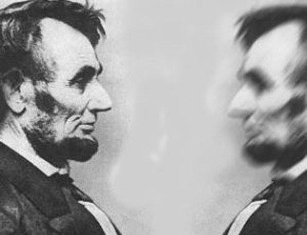 Một câu chuyện thực tế liên quan đến nội dung này của Tổng thống Mỹ Abraham Lincoln đã từng nhìn thấy “bạn ngã khác” của chính mình trong gương sau khi thắng cử lần đầu tiên vào năm 1860. Ông giật mình khi thấy có tới 2 hình ảnh của mình trong gương; một gương mặt Lincoln bình thường và một gương mặt thì mờ nhạt hơn khoảng 5 lần.