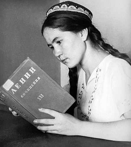 Một cô gái trẻ Uzbekistan đang chăm chú một cuốn sách to của Lenin./.