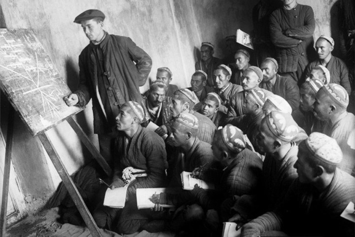 Một giáo viên Nga đang dạy học cho các học sinh lớn tuổi người Uzbekistan.