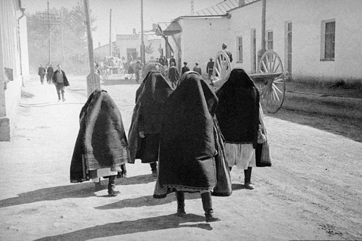 Phụ nữ mặc áo choàng Hồi giáo trùm kín người trên phố ở thủ đô Tashkent của nước Cộng hòa Xô viết Uzbekistan.