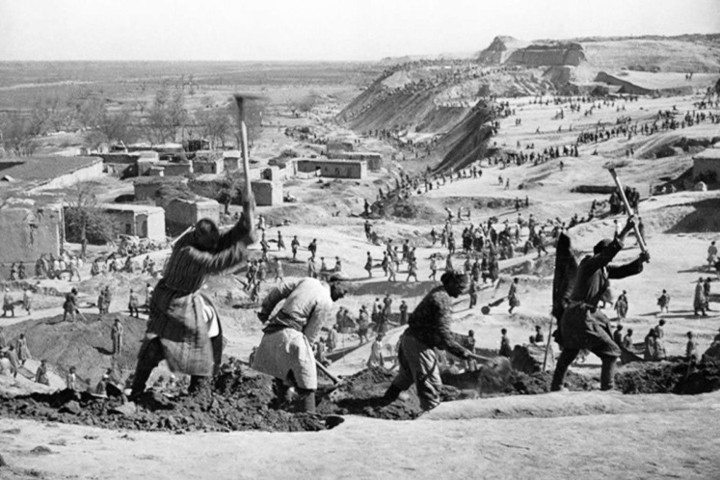Cảnh tượng các công nhân đào kênh Ferghana năm 1939. Con kênh này có nhiệm vụ dẫn nước từ sông ra các cánh đồng bông ở miền nam Uzbekistan.
