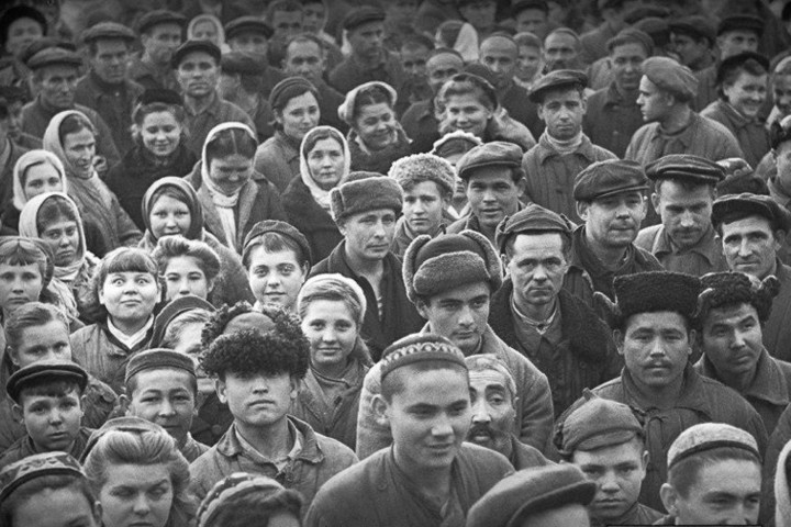 Công nhân tụ tập ở sân của một nhà máy dệt may tại thủ đô Tashkent của Uzbekistan. Ảnh chụp vào khoảng từ năm 1925 đến 1949.