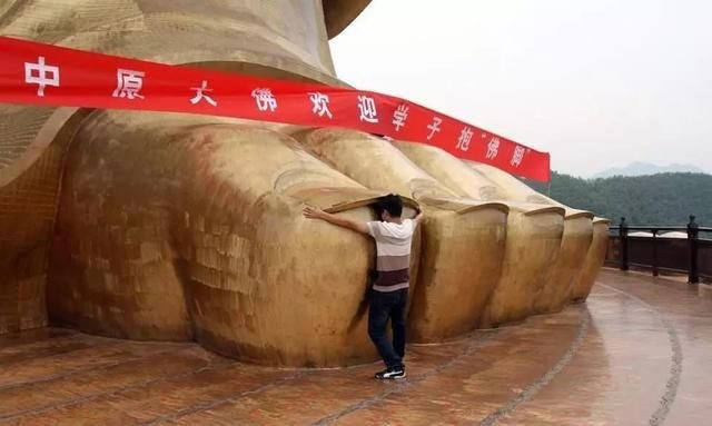 Trên thực tế 100 tệ không phải là đắt, nhưng so với các danh lam thắng cảnh khác trên cả nước thì giá vé ở đây không hề thấp. Trên thực tế trên khắp Trung Quốc có rất nhiều ngôi chùa có tượng Phật rất đẹp và phong cảnh cũng rất tuyệt vời. Mặc dù giá vé chỉ là một phần nhỏ nhưng khi vào chùa, mọi người phải chi rất nhiều tiền không bắt buộc cho nhiều thứ. Hầu hết du khách thành phố đều sẽ chi tiêu rất hào phòng để tìm kiếm sự an bình, may mắn cho bản thân và gia đình.