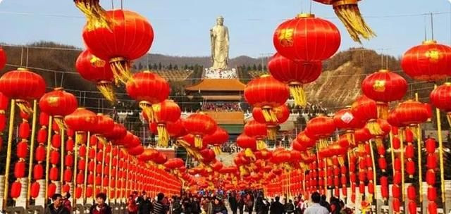 Nhiều người từ rất xa đã cất công đến tận đây để chiêm ngưỡng tuyệt tác của nhân loại, thậm chí nhiều người nước ngoài cũng tìm đến, khiến cho trong một thời gian ngắn, nơi đây trở thành một danh thắng nổi tiếng trong cả nước.