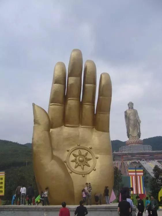 Sự nổi tiếng của ngôi chùa kéo theo sự phát triển như vũ bão của ngành du lịch. Người ta bắt đầu cho bán vé và tăng dần theo thời gian. Hiện nay, giá vé để vào mùa là 100 tệ (341.000đ).