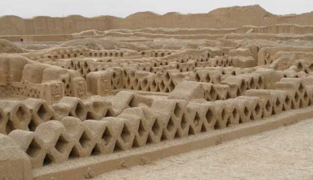  4. Vương quốc Chimu: Chimu là tên gọi của vương quốc hùng mạnh từng cai trị vùng đất phía bắc ở Peru trong khoảng gần 500 năm trước khi bị người Inca chinh phục vào năm 1470. Thủ đô của Chimu là Chan Chan, một trong những thành phố thuộc thời tiền Columbus lớn nhất ở châu Mỹ. Bên cạnh Inca, Chimu được coi là nền văn mình cổ, ẩn chứa nhiều bí mật kỳ thú.