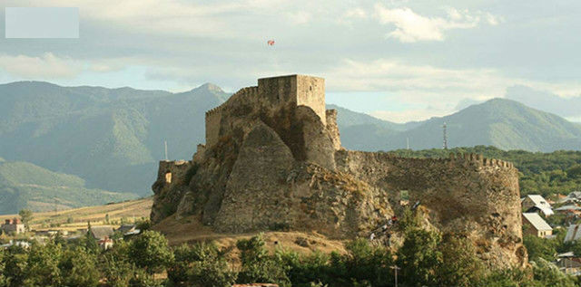  9. Colchis: Vùng đất nổi tiếng của lông cừu vàng trong thần thoại: Đây là vương quốc cổ đại nổi tiếng trong thần thoại Hy Lạp là vùng đất của lông cừu vàng. Colchis từng rất hùng mạnh, quyền lực nhờ sự giàu có do có nhiều vàng thu thập được từ núi Caucasus, nằm ở Georgia ngày nay. Thành phố Vani của Colchis từng phát triển mạnh trong khoảng gần 700 năm trước khi nó bị phá hủy một cách bí ẩn vào thế kỷ 1 TCN.