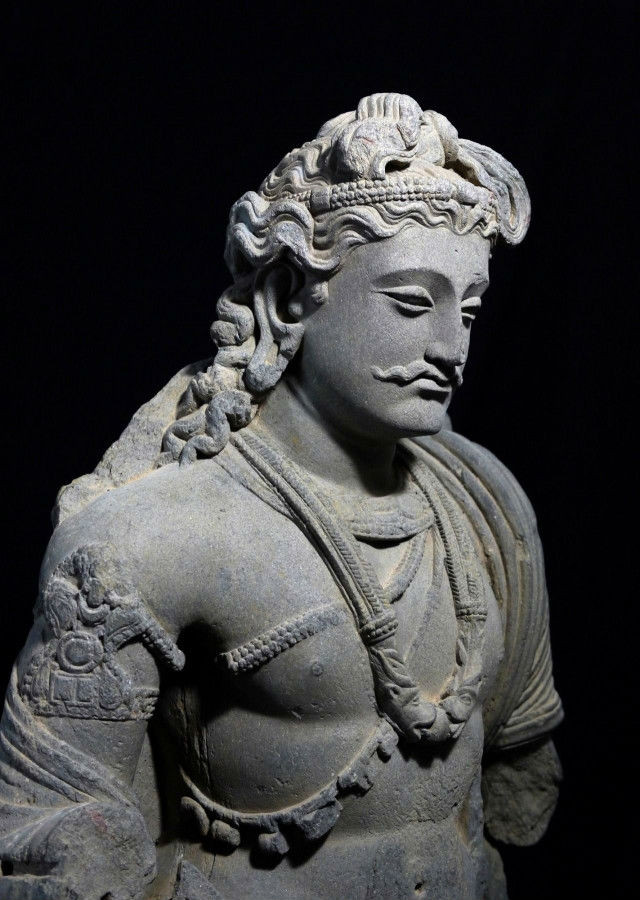  2. Vương quốc Gandhara: Quốc gia cổ đại này nằm ở vùng tây bắc Pakistan và Afghanistan ngày nay, vốn được biết đến nhiều nhất với nghệ thuật Phật giáo do chịu ảnh hưởng từ Hy Lạp. Đây là nơi giao thoa của nhiều nền văn hóa, kết quả của việc Alexander Đại đế chinh phục khu vực này vào năm 327 TCN. Bức hình trên là một tác phẩm điêu khắc Bồ Tát ở Ganhara, cho thấy sự pha trộn giữa nghệ thuật phương Đông và phương Tây.