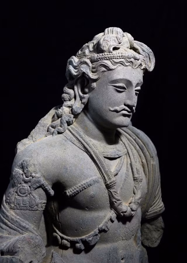  2. Vương quốc Gandhara: Quốc gia cổ đại này nằm ở vùng tây bắc Pakistan và Afghanistan ngày nay, vốn được biết đến nhiều nhất với nghệ thuật Phật giáo do chịu ảnh hưởng từ Hy Lạp. Đây là nơi giao thoa của nhiều nền văn hóa, kết quả của việc Alexander Đại đế chinh phục khu vực này vào năm 327 TCN. Bức hình trên là một tác phẩm điêu khắc Bồ Tát ở Ganhara, cho thấy sự pha trộn giữa nghệ thuật phương Đông và phương Tây.