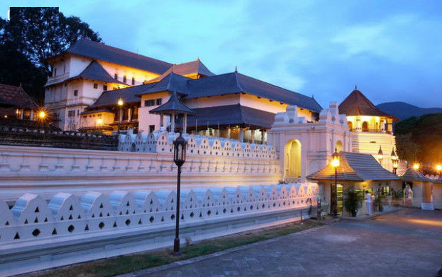  5. Kandy: Thành phố Kandy từng là kinh đô của những vương triều cổ đại trong lịch sử của Sri Lanka từ thế kỷ 15 cho đến trước khi bị lật đổ trong thế kỷ 19. Nơi đây có ngôi đền Sri Dalada Maligawa nổi tiếng, được coi là nơi linh thiêng của cộng đồng Phật giáo Sri Lanka và thế giới.