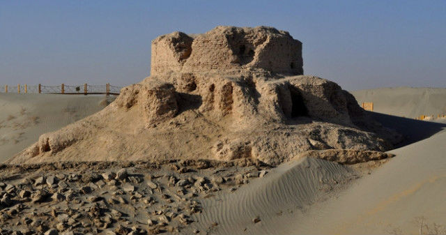  3. Khotan: Quốc gia cổ đại có vị trí chiến lược trên "Con đường tơ lụa": Đây là một quốc gia Phật giáo khác cũng từng rất hùng mạnh trong quá khứ, do có vị trí chiến lược trên "Con đường tơ lụa" phía tây Trung Quốc ngày nay. Khotan phát triển mạnh, hưng vượng trong khoảng 1000 năm trước khi bị chinh phục vào năm 1006. Đặc biệt, người ta còn tìm thấy Rawak Stupa, một ngôi đền Phật giáo cổ xưa cao hơn 9 mét nằm trên sa mạc Taklamakan, một trong những sa mạc lớn nhất trên thế giới. 