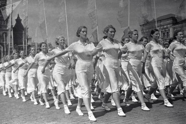 Các nữ vận động viên trên Quảng trường Đỏ ở Moskva.