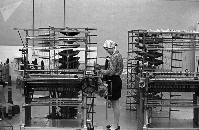 Nữ công nhân tại nhà máy ở Latvia, nơi từng thuộc Liên Xô.