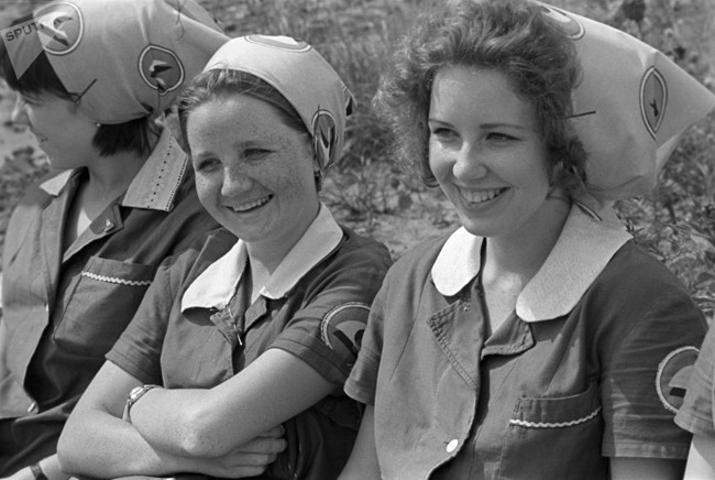 Nụ cười rạng rỡ của những cô gái trẻ.