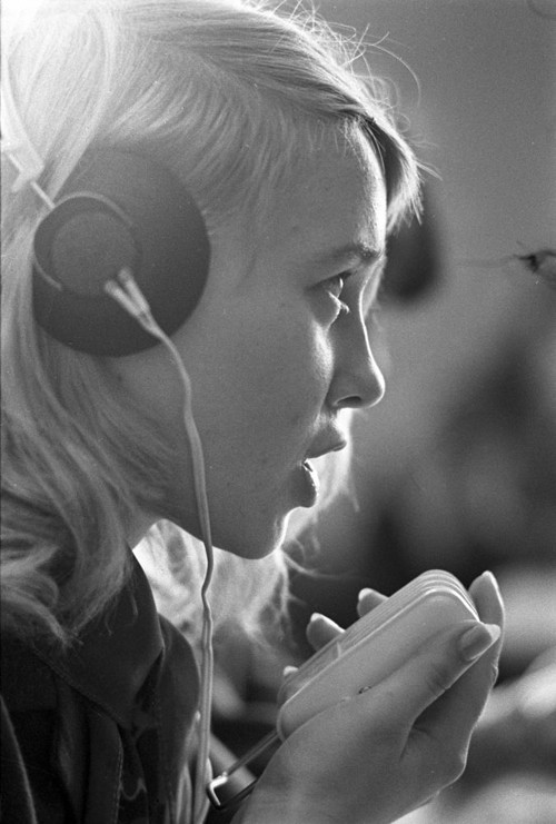 Nữ sinh viên trong lớp học ngôn ngữ.