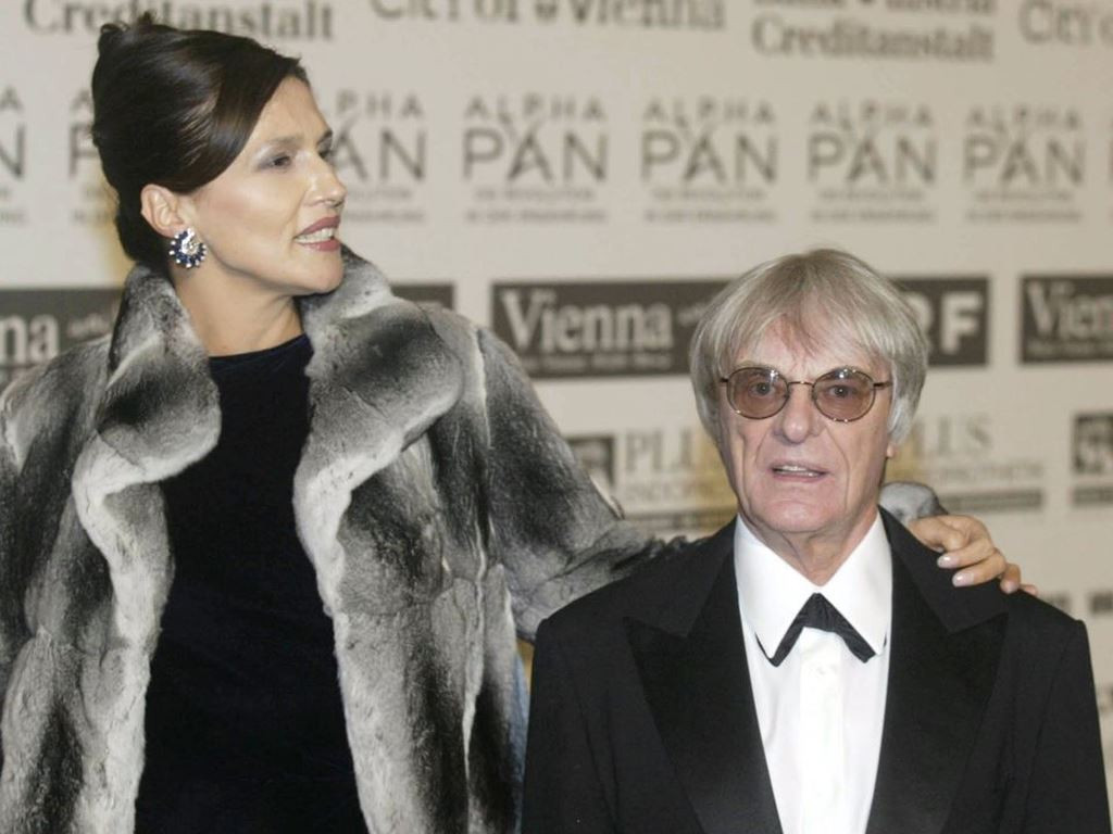 3. Bernie Ecclestone và Slavica Radić: Cựu Giám đốc điều hành Tập đoàn F1 Bernie Ecclestone, một trong những người giàu nhất nước Anh, đã ly dị người mẫu Croatia Slavica Radić vào năm 2009. Thỏa thuận ly hôn ước tính khoảng 1,2 tỷ USD, và dường như Slavica Radić là người trả tiền cho ông Ecclestone.