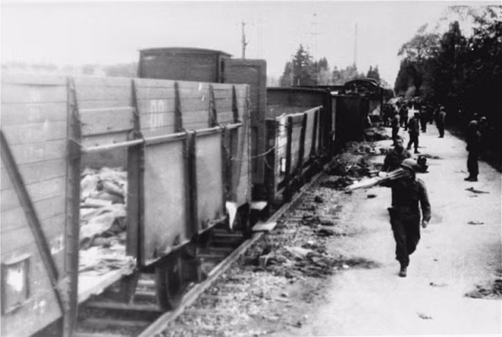 Những tù nhân Do Thái trên "chuyến tàu tử thần" của Đức Quốc xã đã bị nhồi nhét vào bất cứ khoảng trống nào còn sót lại và trên mỗi toa xe có thể có tới 60 - 70 người