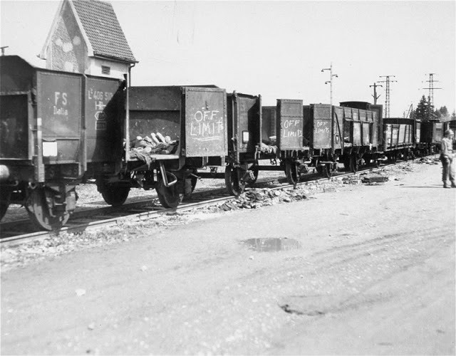 "Chuyến tàu tử thần" rời ga Weimar ngày 8/4/1945 nhưng phải gần 3 tuần sau đó mới đến được Dachau bởi các cuộc ném bom của quân Đồng minh. Vào thời điểm đó, rất nhiều tù nhân trên chuyến tàu này đã thiệt mạng.