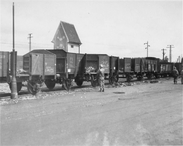 Hình ảnh chuyến tàu chở hàng nghìn tù nhân Do Thái tới trại tập trung Dachau với những câu chuyện thương tâm.