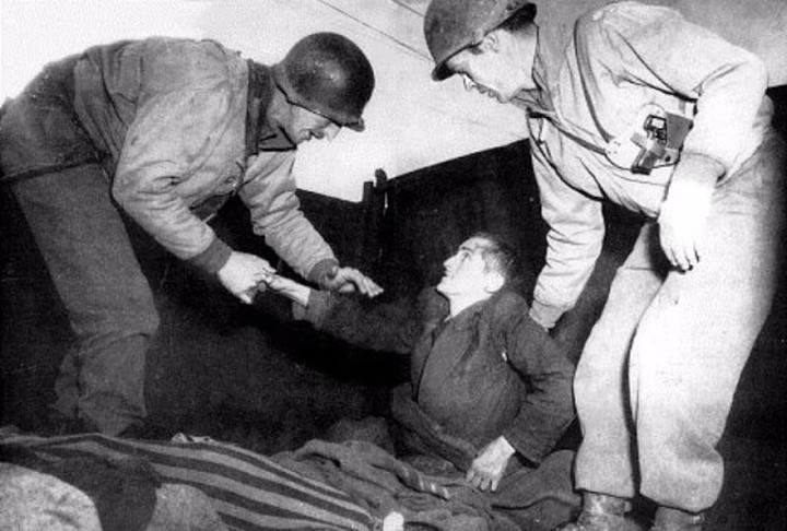 Một người còn sống sót trong "chuyến tàu tử thần" tới Dachau./.