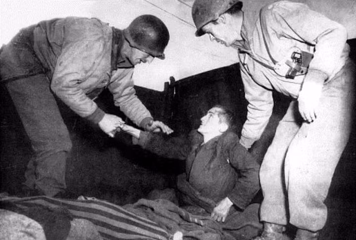 Một người còn sống sót trong "chuyến tàu tử thần" tới Dachau./.