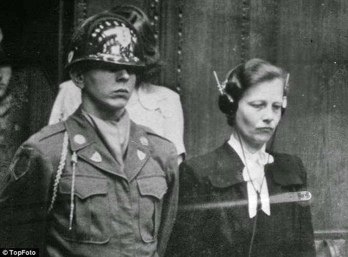 Herta Oberheuser - một dược sĩ làm việc trong trại tập trung Ravensbruck bị một người lính Mỹ giải đi trong phiên tòa xét xử tội phạm chiến tranh. Người phụ nữ này đã khiến các "tù nhân" chịu nhiều đau đớn cũng như dùng họ để tiến hành các thí nghiệm.