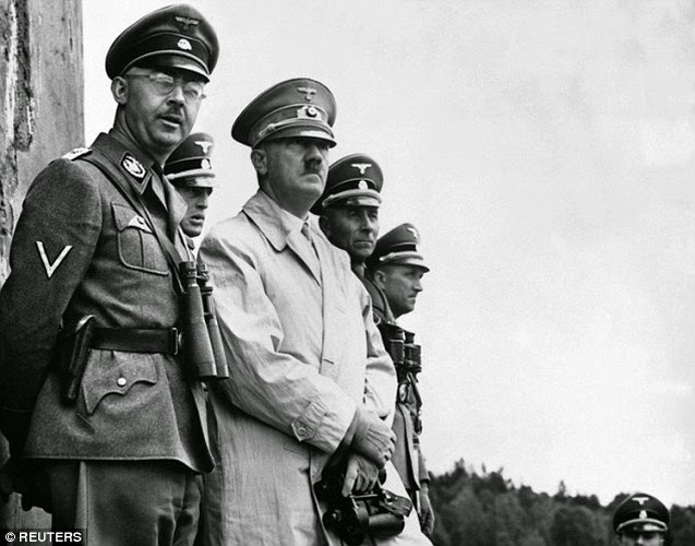 Bức ảnh chụp Adolf Hitler và Heinrich Himmler (trái) - một trong những nhân vật quyền lực nhất của Đức Quốc xã, đồng thời là kẻ chịu trách nhiệm chính trong chiến dịch thảm sát người Do Thái đứng quan sát khu trại Ravensbruck từ trên cao.