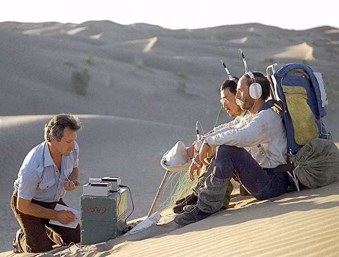 Thành viên của đoàn thám hiểm "Người đàn ông và sa mạc" đang nghỉ ngơi. Họ đi bộ qua sa mạc Karakum trong hai tháng 7 và 8, năm 1984.