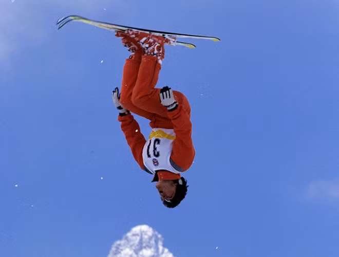 Thí sinh tham dự cuộc thi trượt tuyết quốc tế đầu tiên của Liên Xô tổ chức tại Dombai.