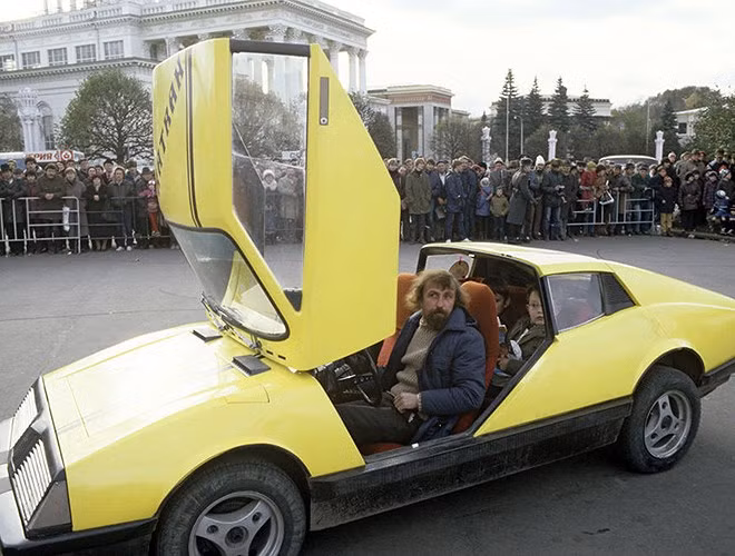 Chiếc xe hơi Katran của các thợ thủ công mang tới một triển lãm sáng tạo khoa học kỹ thuật, tổ chức ở Sevastopol. Mọi người tỏ ra rất thích thú với Katran.