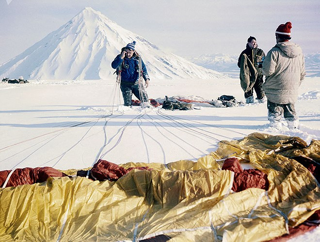Một nhóm nhảy dù, leo núi và nhà nghiên cứu địa chất gặp nhau tại khu vực núi lửa Avachinskaya, thuộc Kamchatka (Viễn Đông Nga).