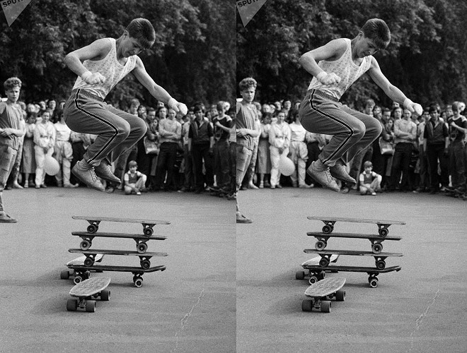 Một thanh niên thể hiện kỹ năng lướt ván siêu đẳng trong lễ hội. Có thể thấy từ thời đó, thanh niên Liên Xô rất tự do, thoải mái tận hưởng cuộc sống riêng.