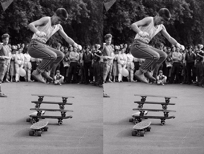 Một thanh niên thể hiện kỹ năng lướt ván siêu đẳng trong lễ hội. Có thể thấy từ thời đó, thanh niên Liên Xô rất tự do, thoải mái tận hưởng cuộc sống riêng.