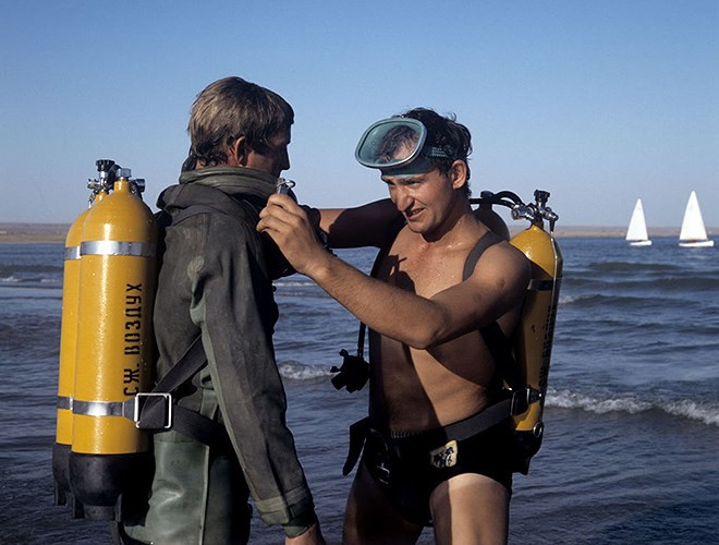 Các nhà khảo sát trẻ đang chuẩn bị để lặn xuống đáy hồ chứa Kapchagaysky, nay thuộc Kazakhstan.