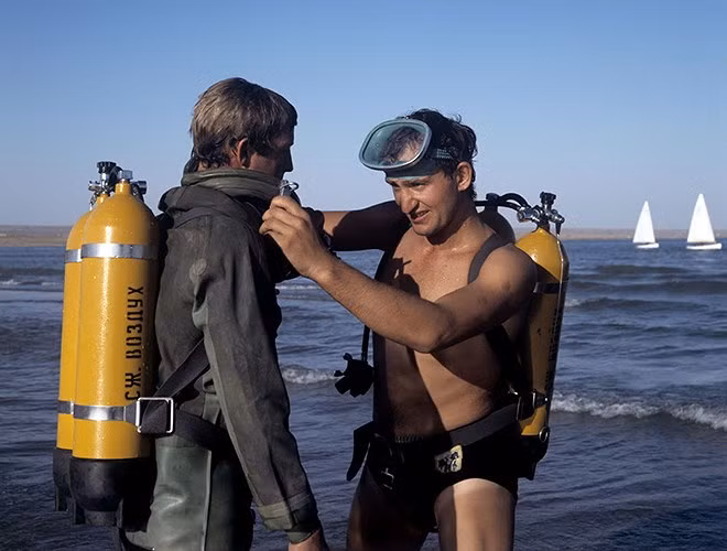 Các nhà khảo sát trẻ đang chuẩn bị để lặn xuống đáy hồ chứa Kapchagaysky, nay thuộc Kazakhstan.