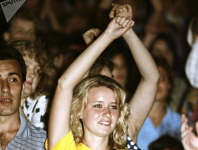 Khán giả trẻ hào hứng tại một cuộc thi nhạc rock ở Moscow, năm 1988.