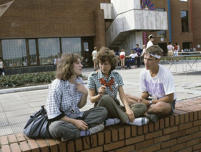 Các thanh niên Liên Xô, Mỹ và Phần Lan giao lưu với nhau tại Liên hoan Thanh niên và Sinh viên Thế giới lần thứ 12.