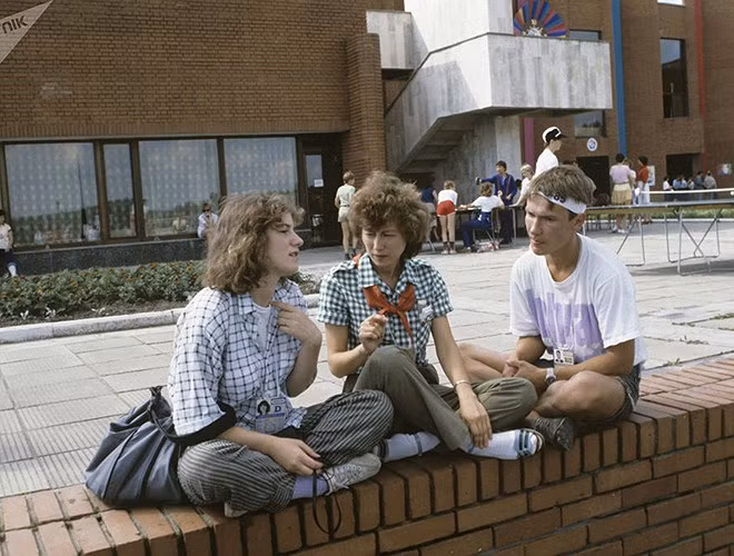 Các thanh niên Liên Xô, Mỹ và Phần Lan giao lưu với nhau tại Liên hoan Thanh niên và Sinh viên Thế giới lần thứ 12.