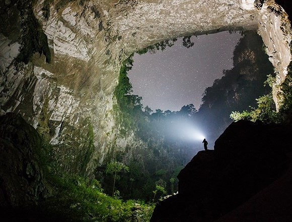 rong bảng xếp hạng gần đây nhất của Tạp chí Lonely Planet, hạng mục “Những điểm đến đáng mơ ước trên thế giới”, hang Sơn Đoòng đã ghi tên mình ở vị trí thứ 3. Lonely Planet, một trong những tạp chí về du lịch uy tín và lâu đời nhất trên thế giới