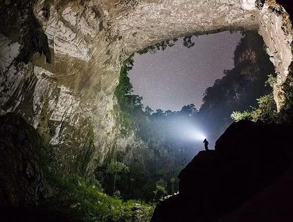 rong bảng xếp hạng gần đây nhất của Tạp chí Lonely Planet, hạng mục “Những điểm đến đáng mơ ước trên thế giới”, hang Sơn Đoòng đã ghi tên mình ở vị trí thứ 3. Lonely Planet, một trong những tạp chí về du lịch uy tín và lâu đời nhất trên thế giới