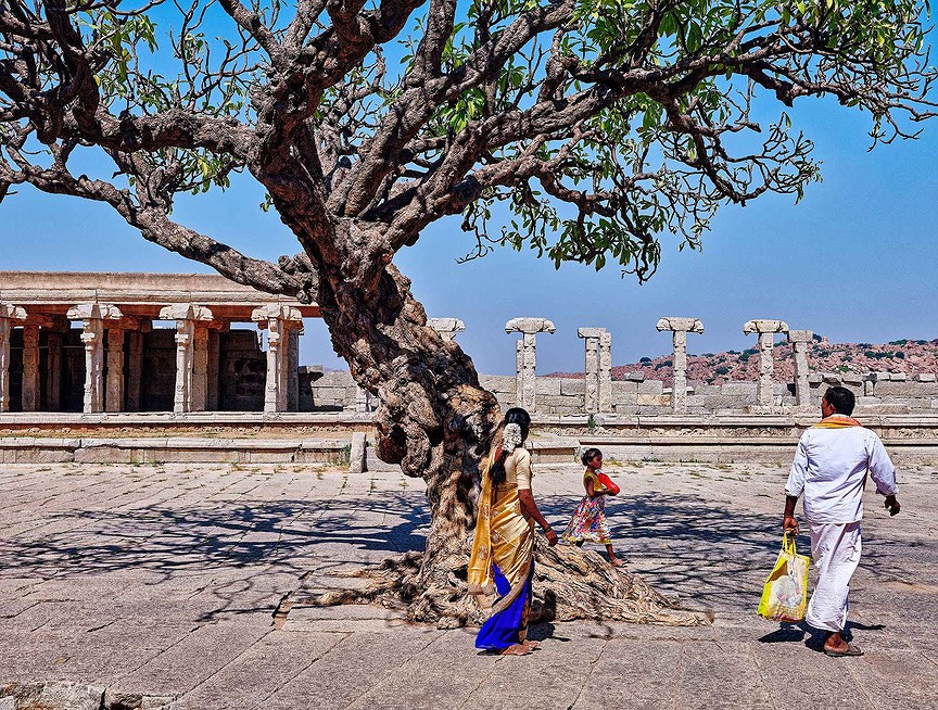 Xếp thứ hai là làng Hampi - nằm ở miền bắc bang Karnataka, Ấn Độ - thủ đô của đế chế Vijayanagara hùng mạnh vào thế kỷ thứ 16, nay vẫn còn lại tàn tích nhiều ngôi đền cổ có kiến trúc độc đáo.