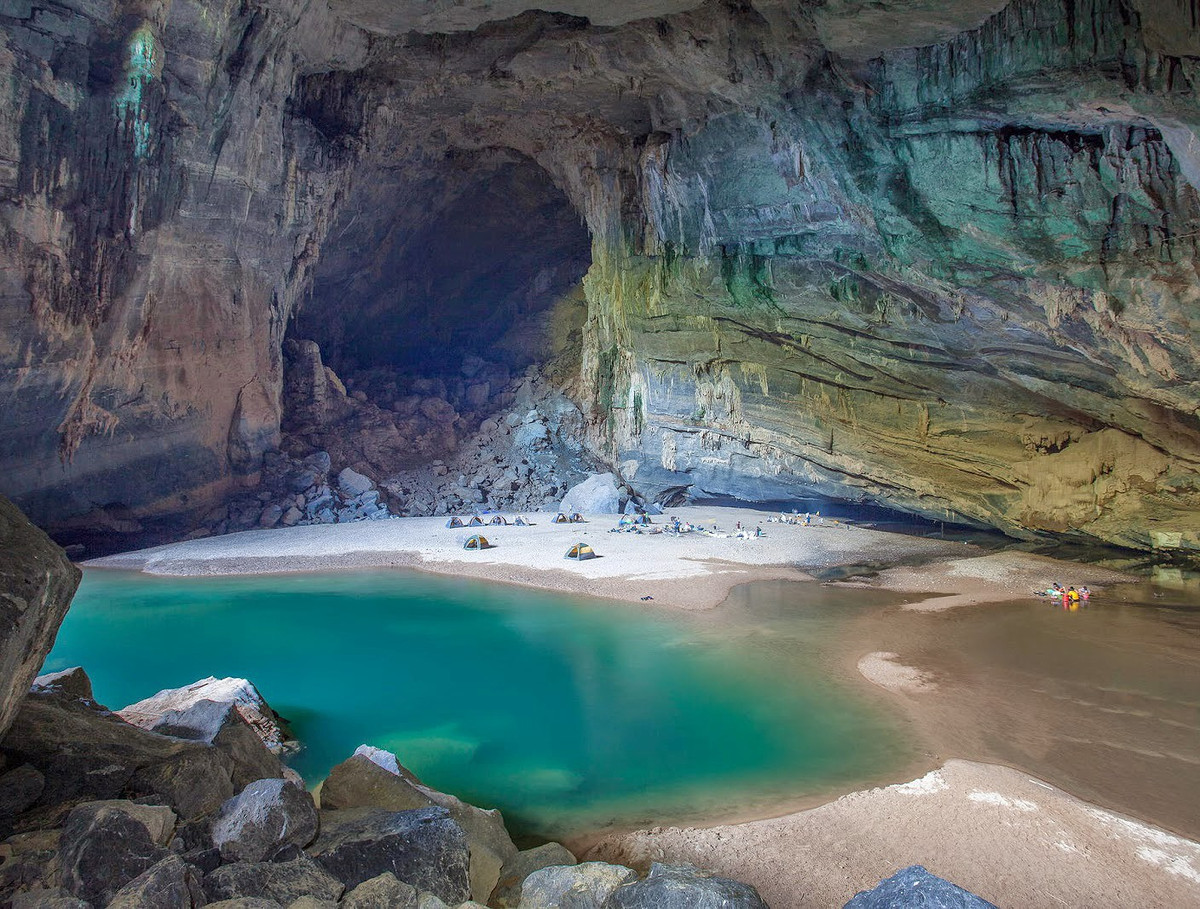 Tạp chí này viết: “Độ sâu đáng kinh ngạc của hang động lớn nhất thế giới có thể thu hút những du khách muốn có một chuyến phiêu lưu thực sự. Chính bởi độ nổi tiếng đó, khách tham quan trước khi thám hiểm cần phải đặt chỗ thông qua website của đơn vị khai thác. Nếu không nhanh chân, có thể bạn sẽ phải chờ đợi đến năm 2020”.