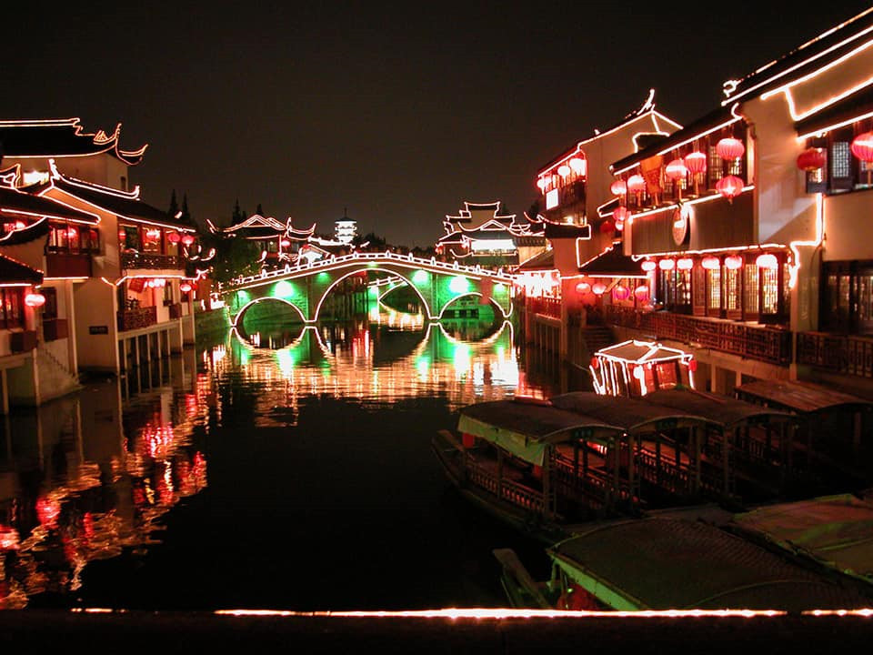  Thất Bảo cổ trấn (Thượng Hải): Đến với Thất Bảo vào một ngày đẹp trời bạn sẽ cảm thấy vô cùng dễ chịu, mọi lo lắng và muộn phiền đều tan biến hết, chỉ còn niềm yêu thích và ngưỡng mộ dành cho người xưa. Đặc biệt vào buổi tối, đèn lồng rực rỡ khắp nơi sẽ mang đến cho bạn một không gian ấm cúng lạ thường. Ảnh: Nguyễn Trần Lê Minh.