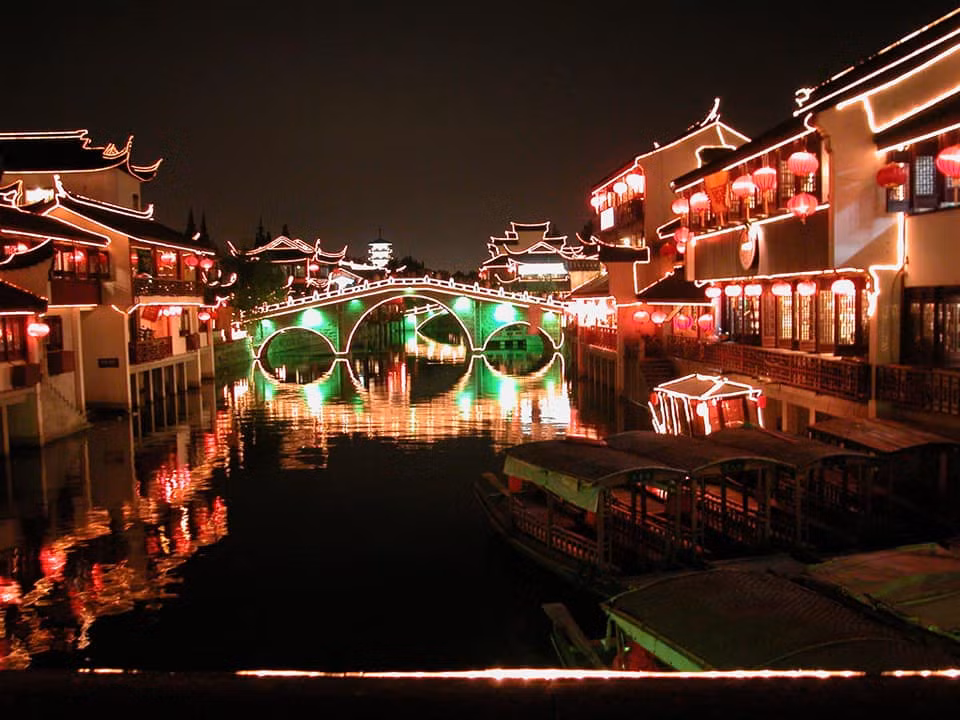  Thất Bảo cổ trấn (Thượng Hải): Đến với Thất Bảo vào một ngày đẹp trời bạn sẽ cảm thấy vô cùng dễ chịu, mọi lo lắng và muộn phiền đều tan biến hết, chỉ còn niềm yêu thích và ngưỡng mộ dành cho người xưa. Đặc biệt vào buổi tối, đèn lồng rực rỡ khắp nơi sẽ mang đến cho bạn một không gian ấm cúng lạ thường. Ảnh: Nguyễn Trần Lê Minh.