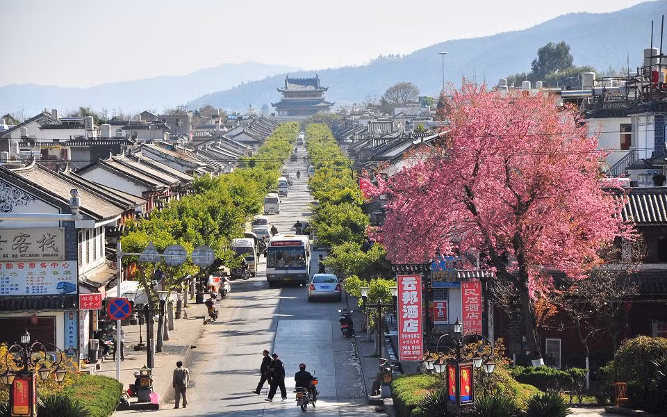  Đại Lý cổ trấn (Vân Nam): Đến đây, người ta ngỡ như đang lạc vào một thời đại nào khác với thực tại. Không ồn ào náo nhiệt, không có những ánh đèn đủ màu sắc hay tiếng nhạc ồn ã, Đại Lý níu chân du khách bằng sự yên tĩnh, dịu dàng nhưng đầy quyến rũ. Ảnh: Visitdali.